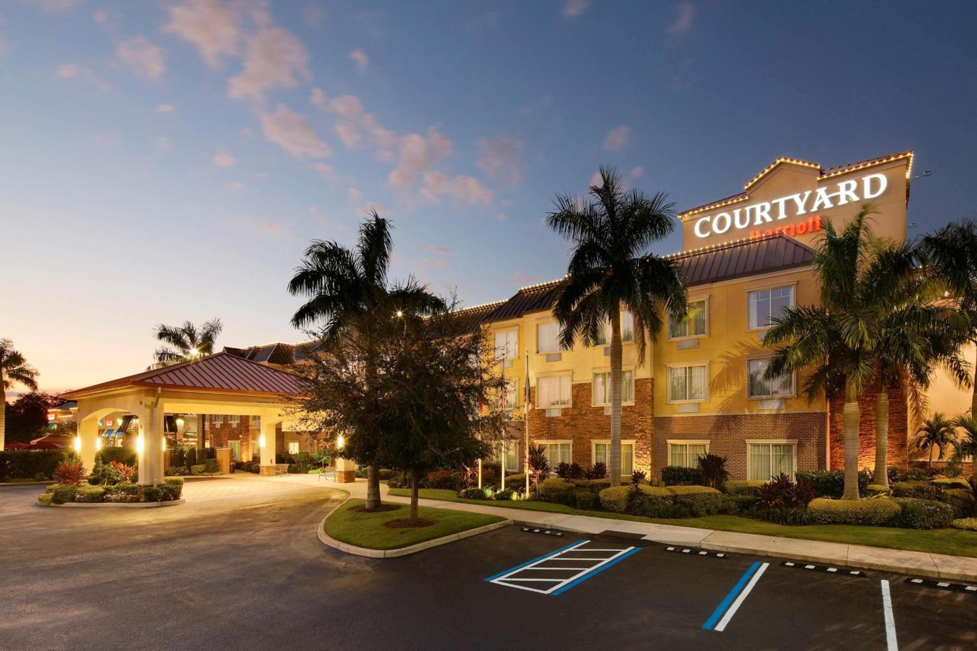 Hotel Courtyard By Marriott Sarasota At Town Center 3*