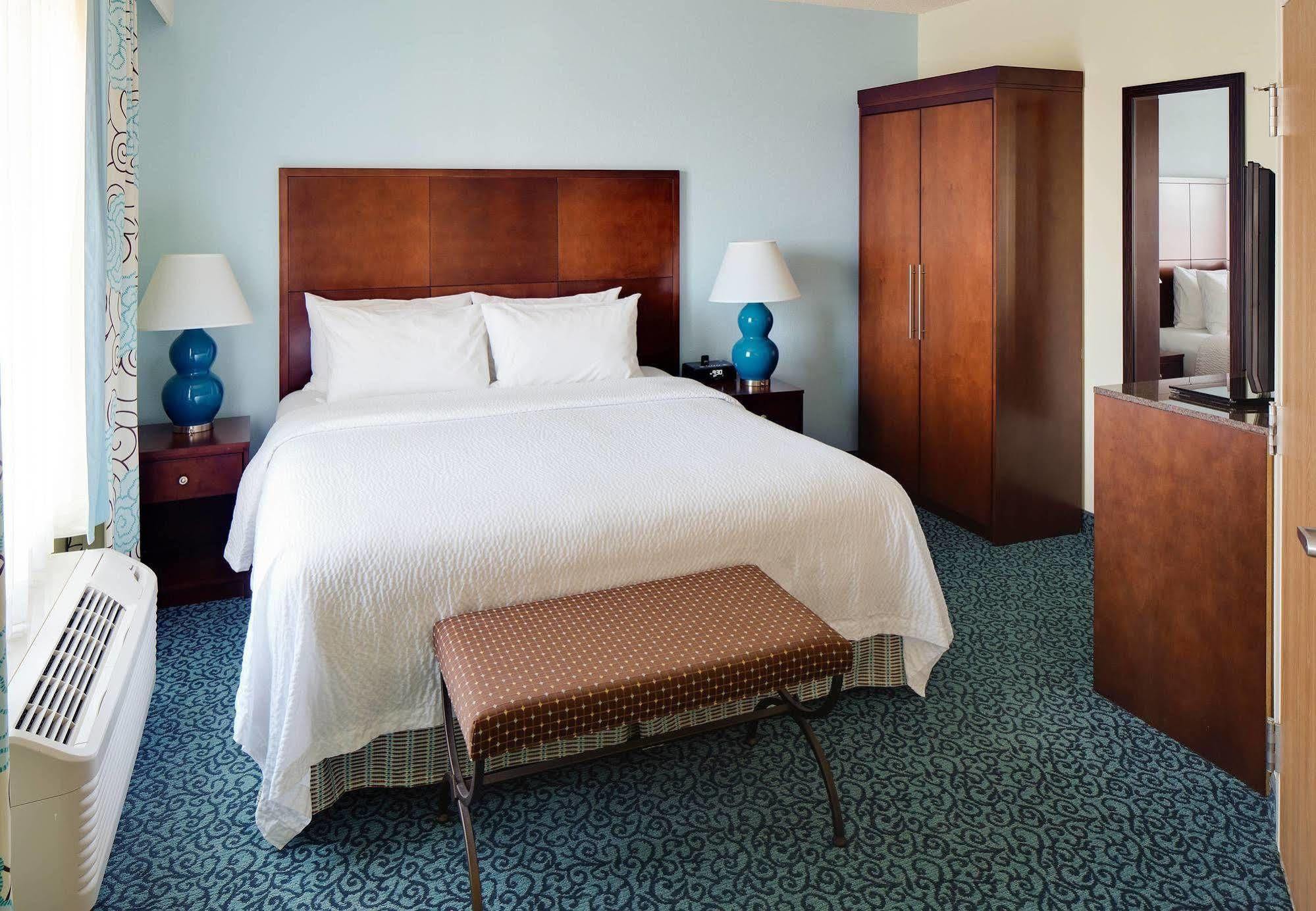 Courtyard By Marriott Sarasota At Town Center 3*